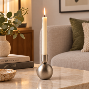 Support de bougie moderne en métal argenté brossé avec base sphérique, chandelier de luxe pour bougies coniques, centre de table en gros - Product Image 2