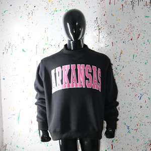 Sudadera de cuello alto ARKANSAS BLACK 100% ROSA con apliques bordados, sudadera de cuello ancho con hilos finos. - Product Image 1