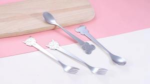 ชุดช้อนส้อมสแตนเลสสะท้อนถึงความใส่ใจในรายละเอียดและความประณีต พร้อมด้วยสัดส่วนที่สมดุลช่วยเพิ่มท่าทางการรับประทานอาหารและความสะดวกสบาย - Product Image 4