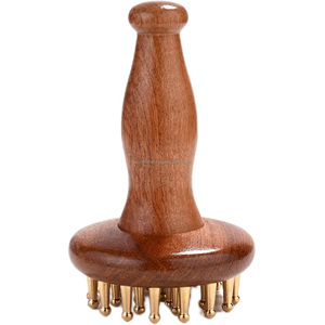 Masseur de tête en bois ayurvédique avec picots en métal bronze pour la croissance des cheveux, peigne d'acupression des méridiens, vente en gros - Product Image 1