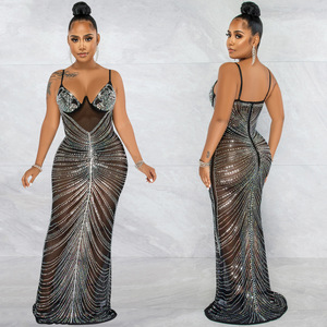 Robe de soirée élégante noire, coupe fourreau, avec ornements en strass, décolleté en cœur, bretelles spaghetti, longueur au sol - Product Image 4