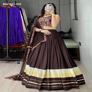 Ensemble Choli et Lehenga en rayonne et coton, style traditionnel, avec Gota Pati, Patti, travail miroir et Kaudi, pour les fêtes, à vendre. - Product Image 1