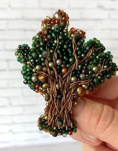 Broche de Diseño Hecho a Mano con Bordado de Perlas y Cuentas de Cristal, Broche Artesanal con Cuentas Bordadas - Product Image 1