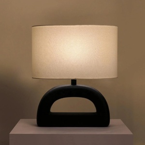 Lampe de table en métal Arch Haven avec abat-jour en lin, finition noire mate, base robuste, lumière ambiante douce pour la décoration de la maison - Product Image 2