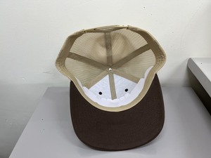 Casquette de camionneur en maille marron/kaki avec patch logo brodé, 6 panneaux, réglable, unisexe, décontractée - Product Image 5