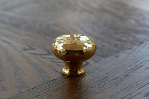 Poignée de commode ronde en laiton martelé, bouton champignon texturé, poignée de meuble de salle de bain, quincaillerie de mobilier style vintage - Product Image 6