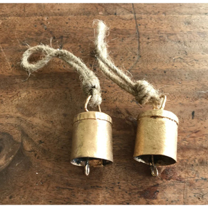 Campanas de vaca navideñas vintage hechas a mano, de estaño rústico color oro antiguo, con cuerda de yute para decoración navideña de estilo rústico. - Product Image 6
