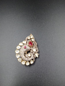 Broche Amaira Jewels Vintage Fleur Paon en Argent 925 avec Rubis Central et Diamant Taille Poire Sertie en Bezel, Bijou de Mariage de Luxe Unisexe - Product Image 5