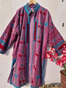 Veste longue pour femme en velours violet Suzani faite à la main, matelassée, à capuche, brodée de fleurs, écologique, style bohème, manteau ethnique de luxe pour l'hiver - Product Image 1