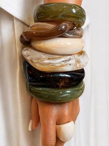 กำไลเรซิ่นสีสันสดใสทำมือ ผิวมันเงาสวยงาม ทันสมัย เหมาะสำหรับใส่ทุกวันและงานพิเศษ - Product Image 4