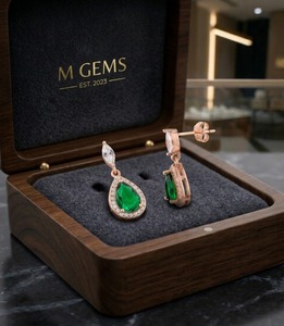 Pendientes de tuerca delicados con circonita esmeralda en forma de lágrima, chapados en oro rosa, diseño europeo, plata de ley 925, regalo para fiesta - Product Image 1