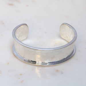 Brazalete de Latón Pulido Hecho a Mano - Brazalete Abierto Ajustable Minimalista para Hombre y Mujer - Joyería de Metal Martillado - Product Image 4