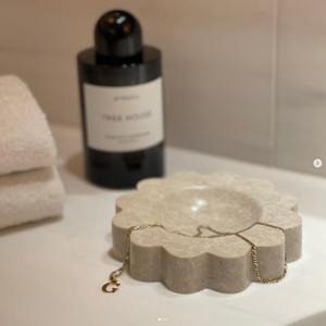 Plateau de service rond en marbre beige, festonné, fait main, moderne, résistant au feu, décoratif pour la cuisine, le salon, la villa, le revêtement mural - Product Image 5