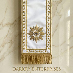 Echarpe Masónica Bordada a Mano con Hilo de Oro y Plata, Diseño Templario, Terciopelo Negro, Regalia Personalizada con Flecos - Product Image 4