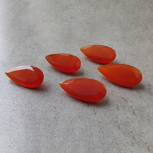 พลอยออนิกซ์สีแดงคุณภาพระดับ AAA+ รูปทรงหยดน้ำเจียระไนแบบเหลี่ยม  ปรับขนาดให้เหมาะสำหรับทำเครื่องประดับ - Product Image 3