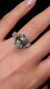 Anillo de Compromiso de Lujo con Moissanita de Corte Ovalado, Halo Oculto y Banda Gruesa de Diamantes Pavé, Oro de 14K/18K, Anillo Nupcial - Product Image 6