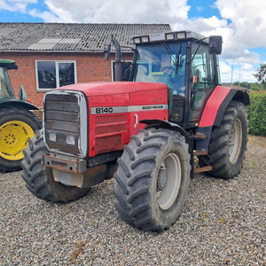 รถแทรกเตอร์ Massey Ferguson 398 ที่ทนทาน พร้อมเครื่องยนต์ทรงพลังสำหรับการปฏิบัติงานในฟาร์มประจำวัน - Product Image 1