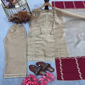 VASTRA COTTAGE Élégante robe Kurti en soie brodée avec manches fantaisie, pantalon palazzo assorti et dupatta avec travail de sequins - Product Image 2