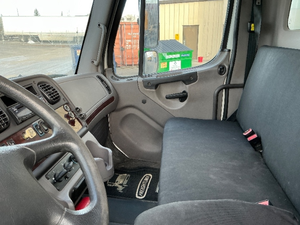 Camión de Caja Mediana Comercial M2 2019/2022 Usado en Buen Estado, 120,282 Millas - Product Image 2