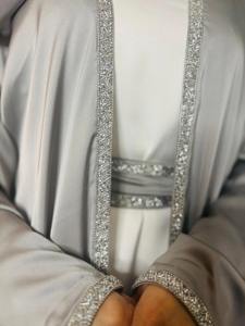 Glamorosa Abaya Verde Esmeralda para Mujer, Acabado Satinado Sedoso, Vestido Islámico Modesto de Lujo, Ropa de Noche para Ocasiones Especiales, Moda de Dubái - Product Image 4