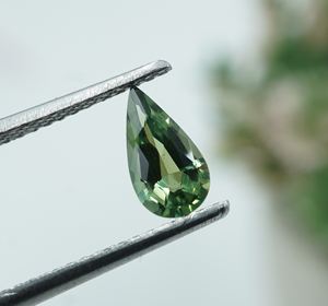 พลอยไพลินสีเขียวอมฟ้าธรรมชาติทรงหยดน้ำ ขนาด 7.4x4x3 มม. น้ำหนัก 0.63 กะรัต สำหรับทำเครื่องประดับที่ไม่เหมือนใคร - Product Image 4