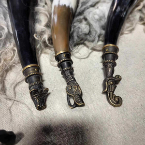 Soportes de Cuero Pulido para Cuernos Vikingos Hechos a Medida, Ecológicos, con Diseño de Animales, Decoración Navideña Hecha a Mano - Product Image 1