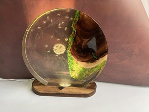 Lampe d'art en résine époxy ronde avec scène de cerf et de forêt, veilleuse décorative pour la maison, fabriquée au Vietnam - Product Image 1