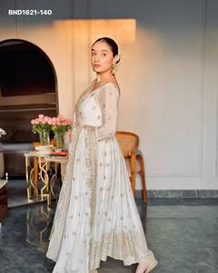 Robe Anarkali blanche à manches longues et évasée en soie Chinon de créateur avec broderie et travail de sequins de 5 mm, pantalon et dupatta – Vente en gros - Product Image 2