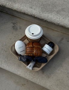 ถาดใส่กาแฟย่อยสลายได้แบบใหม่ 4 ช่อง ทำจากเยื่อกระดาษรีไซเคิล ไม่ฟอกขาว สำหรับใส่เครื่องดื่ม ใช้สำหรับบรรจุภัณฑ์อาหารแบบนำกลับบ้านสำหรับร้านอาหาร - Product Image 1