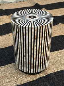 Mesa de centro india hecha a mano con incrustaciones de nácar y detalles de café. - Product Image 3