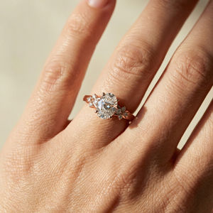 Anillo Solitario de Diamante de Laboratorio con Corte Ovalado de 1.5 Ct 8.5*6.5, Oro Sólido de 14K/18K, con Certificado IGI, Hecho a Mano, con Diamantes de Acento, Unisex - Product Image 2