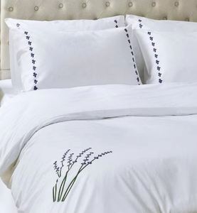 Parures de lit personnalisées en coton blanc brodé de fleurs de lavande, lavables en machine, pour la maison, l'hôtel et les mariages - Product Image 2