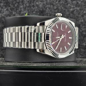 นาฬิกาข้อมือผู้ชายสุดหรู รุ่นลิมิเต็ดอิดิชั่น ตัวเรือนสแตนเลส กระจกแซฟไฟร์ หน้าปัดสีแดงเบอร์กันดี แสดงวันอัตโนมัติ พร้อมฟังก์ชั่นวันที่ รุ่นเพรสซิเดนท์ ขอบหน้าปัดแบบฟลูเต็ด - Product Image 2