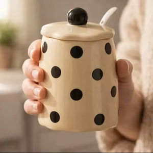 ชุดโหลเก็บของในครัวลายสนุกสนาน พร้อมฝาปิดในตัวและที่วางช้อน ผิวเคลือบเงา ใช้ตกแต่งและจัดระเบียบได้อย่างมีสไตล์ เหมาะสำหรับเก็บของในครัว - Product Image 1