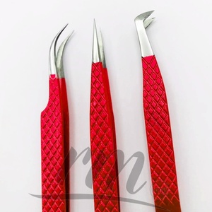 Pinza de Precisión para Extensión de Pestañas RMI, de Acero Inoxidable con Recubrimiento Rojo y Agarre de Diamante Antiestático - Product Image 1