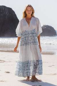 Hermoso Vestido Kyra de Gasa Blanca Hecho a Mano en una Silueta Maxi, con la Suavidad y el Tono Clásico más Delicado - Product Image 4