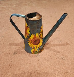 เหยือกน้ำรดน้ำลายดอกทานตะวันสไตล์วินเทจ สำหรับทำสวนขนาดเล็ก DIY และโครงการปลูกสมุนไพร และใช้เป็นอุปกรณ์รดน้ำสวนในชีวิตประจำวัน - Product Image 1