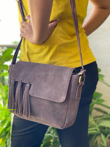 Sac à bandoulière en cuir suédé pour femmes, sacoche fait à la main, élégante, avec pompon - Product Image 5