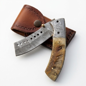 Couteau pliant multi-usage en acier Damas pour la chasse, le camping et l'EDC, manche en corne naturelle, étui en cuir, fabricant d'usine - Product Image 1