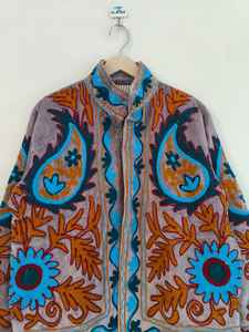 Chaqueta Exclusiva de Terciopelo Suzani Bordada a Mano: Abrigo Estilo Indio Hecho a Mano, Túnica Nupcial Boho, Chaqueta para Festivales, Regalo para Ella - Product Image 2