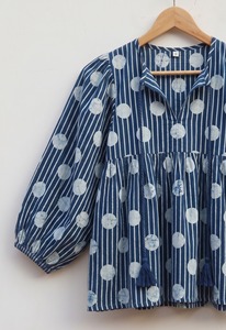 Blusa Casual de Mujer, 100% Algodón, Estampado Floral a Mano con Técnica Indigo, Lazo de Encaje, Transpirable, Estilo Bohemio Étnico, Hecha a Mano - Product Image 4