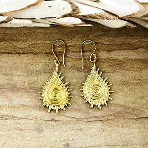Boucles d'oreilles pendantes Primum Look Design Boho en laiton tribal pour femmes, plaqué or 18 carats, motif tourbillon soleil céleste, pour la vente en gros/OEM/ODM - Product Image 1