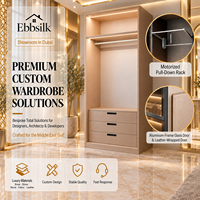Système de porte à charnières pour dressing en L sur mesure de luxe, idéal pour les architectes, pour projet de suite principale de villa
