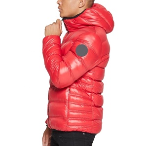 Chaqueta de plumón roja para hombre con capucha, de nailon, cortavientos, con cierre de cremallera, informal, para invierno, corte ajustado, con parche en el puño izquierdo. - Product Image 6