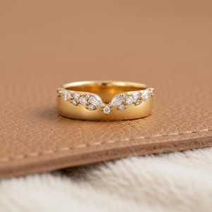 Anillo Moderno de Banda Ancha con Diamantes Multiforma para Unisex, Oro Amarillo de 14k Cultivado en Laboratorio, Joyería Fina para Compromiso, Fiestas y Ocasiones Especiales - Product Image 1