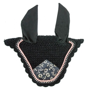 Conjunto de almohadilla para silla de doma con botas de protección a juego, botas de campana, gorro y vendas para polo, diseño floral negro - Product Image 3