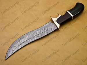 มีดทำมือเหล็กดามัสกัสตีขึ้นรูป สำหรับล่าสัตว์ ใบมีดแบบ Fixed Blade ด้ามไม้ สำหรับกิจกรรมเอาตัวรอดกลางแจ้ง  แบบ Full Tang  ขอบใบมีดหยัก  รับผลิตแบบ OEM - Product Image 3