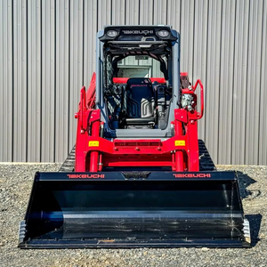 Minicargadora de orugas Takeuchi TL12V2 con cucharón frontal para construcción y agricultura - Product Image 1