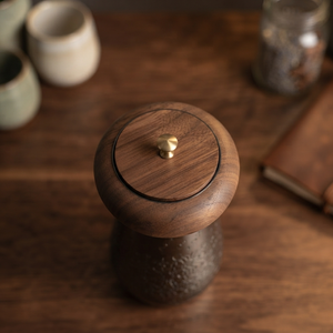 Brûle-encens en métal foncé avec un motif floral en relief, un couvercle en bois et une petite poignée dorée pour l'aromathérapie et la décoration - Product Image 5
