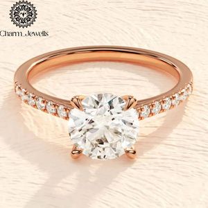 Bague de fiançailles Charm_Jewells pour femme en argent plaqué or avec moissanite taille coussin, sertissage classique à griffes, bande pavée, certifiée IGI - Product Image 4